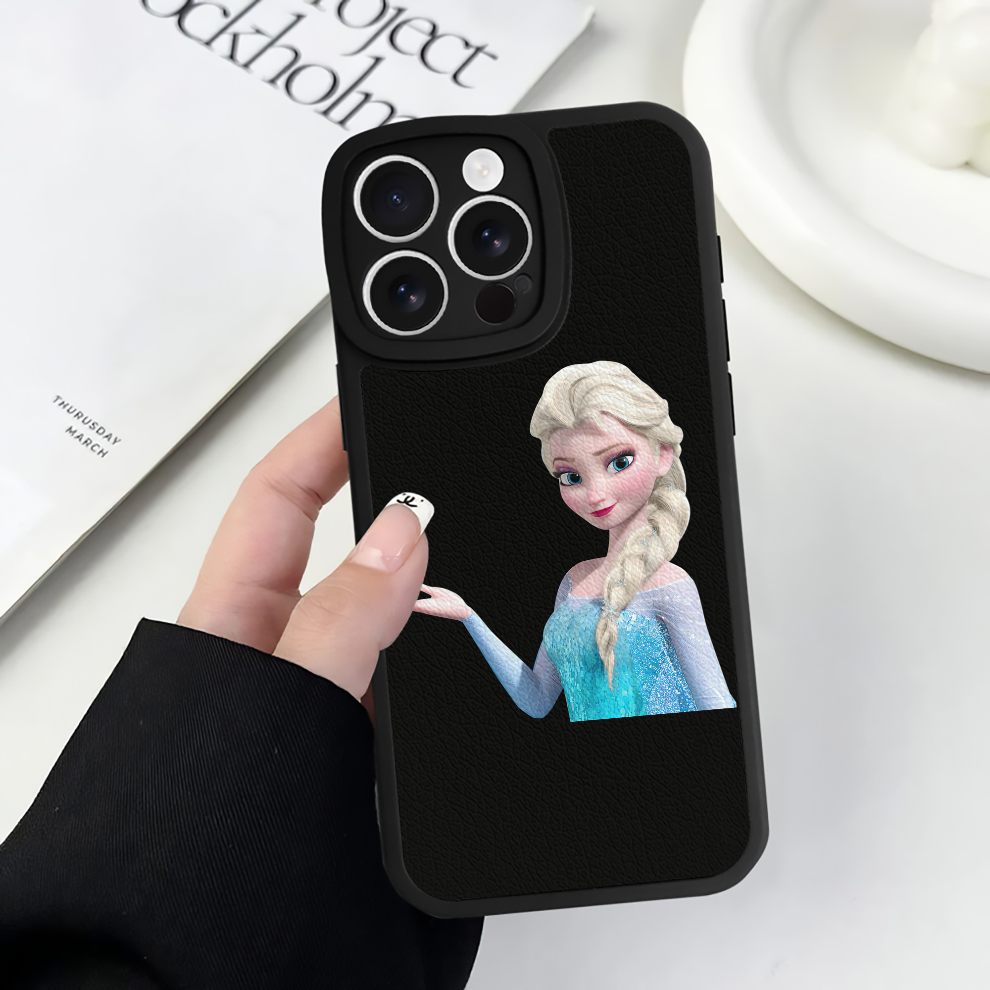 （画像用） アナと雪の女王 アンナ エルサ Frozen Anna Elsa 【iPhone 16シリーズ対応】シリコンスマホケース（レザー調） 材質：シリコン